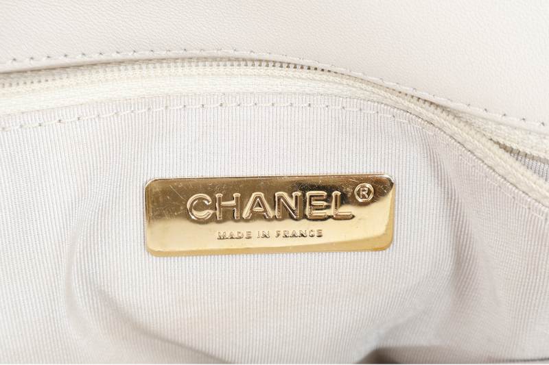 CHANEL 19 MIXED FIBER MEDIUM (3115xxxx) CREAM LAMSBKIN LEATHER GOLD HARDWARE WITH CARD AND DUST COVER