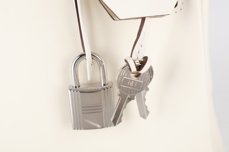 HERMES KELLY 25 IN AND OUT NATA COLOR SWIFT LEATHER SILVER HARDWARE STAMP Z (YEAR 2021) WITH STRAPS, KEYS, LOCK, DUST COVER AND BOX