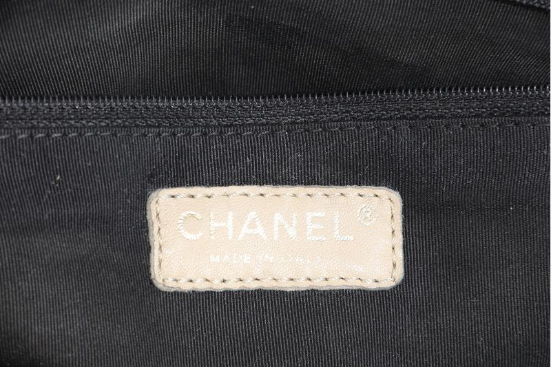 CHANEL QUILTED MATELASSE LAMBSKIN CC LOGO SHOULDER BAG GOLD HARDWARE (1739xxxx) NO DUST COVER