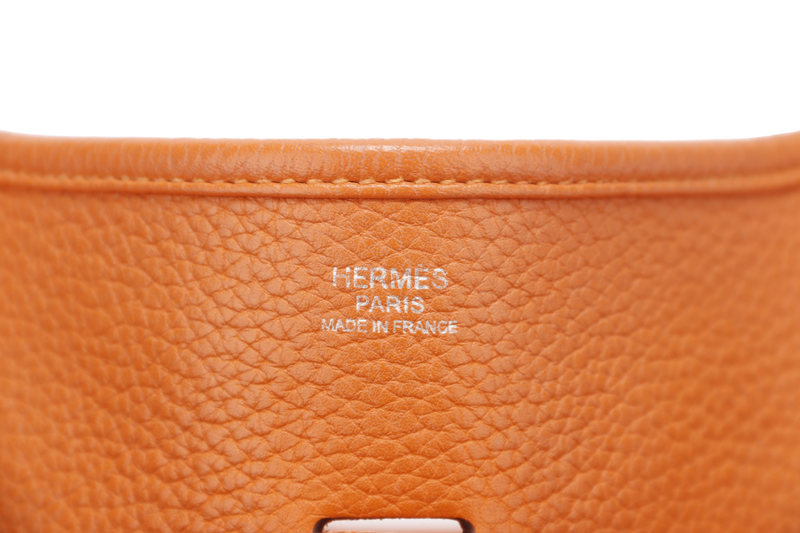 HERMES EVELYN PM ORANGE CLEMENCE LEATHER STAMP Q SQUARE (YEAR 2013) PALLADIUM HARDWARE WITH DUST COVER AND BOX