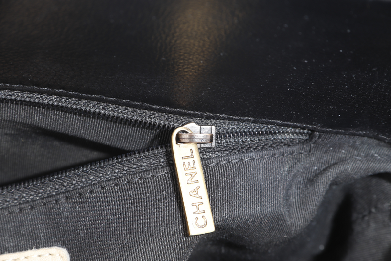 CHANEL QUILTED MATELASSE LAMBSKIN CC LOGO SHOULDER BAG GOLD HARDWARE (1739xxxx) NO DUST COVER