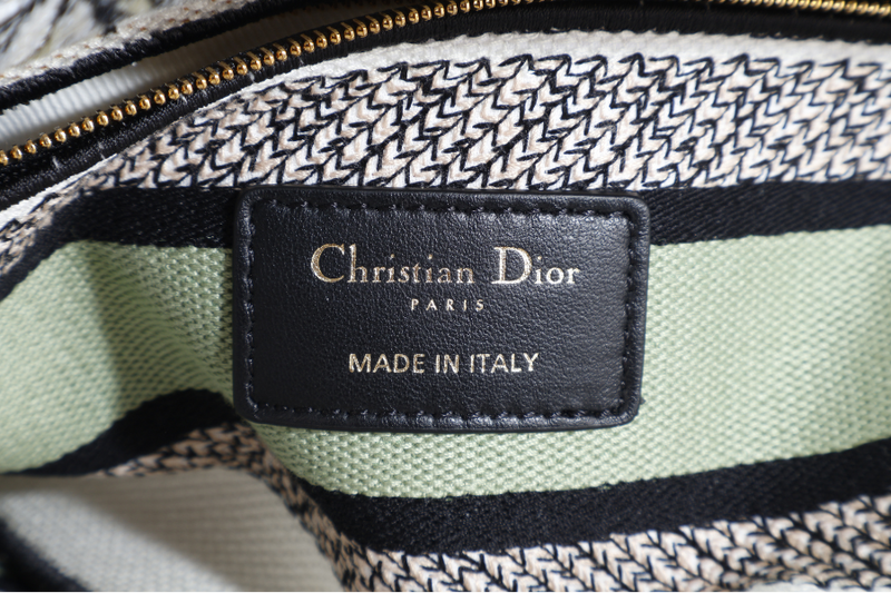 CHRISTIAN DIOR LADY DIOR MEDIUM LADY D-LITE BAG (50-MA-0293) GOLD HARDWARE WITH STRAPS, CARD AND DUST COVER