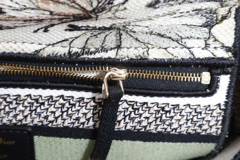 CHRISTIAN DIOR LADY DIOR MEDIUM LADY D-LITE BAG (50-MA-0293) GOLD HARDWARE WITH STRAPS, CARD AND DUST COVER