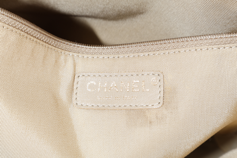 CHANEL METALLIC GOLD CAVIAR SHOULDER BAG (1756xxxx) WITH CARD NO DUST COVER
