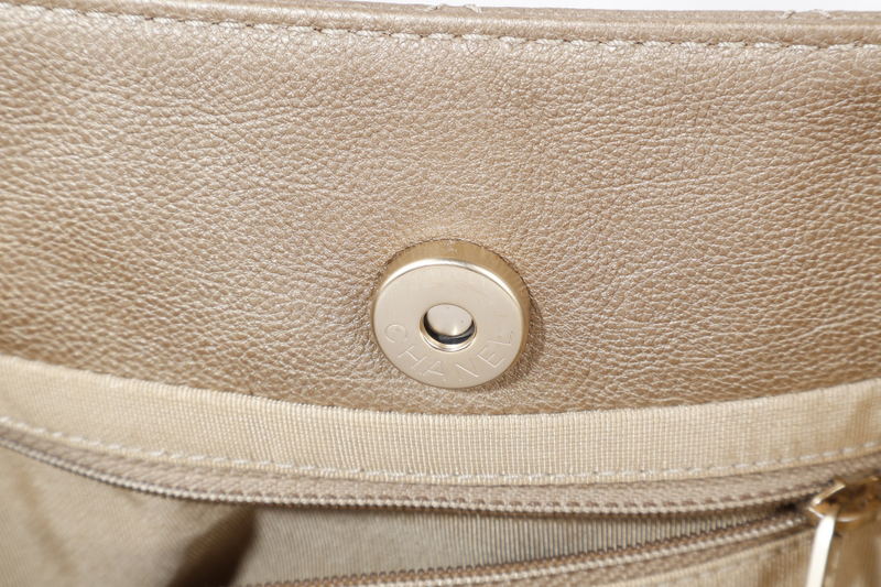 CHANEL METALLIC GOLD CAVIAR SHOULDER BAG (1756xxxx) WITH CARD NO DUST COVER