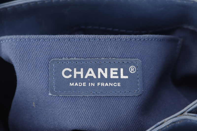 CHANEL FLAP MEDIUM BLUE SHOULDER BAG (2075xxxx) CALFSKIN LEATHER PALLADIUN HARDWARE WITH CARD AND DUST COVER