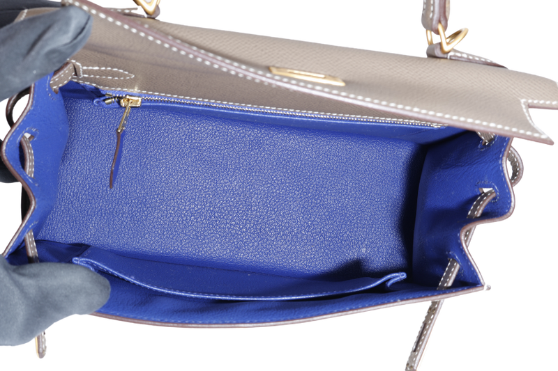 HERMES KELLY 25 SELLIER ETOUPE-BLUE ELECTRIQUE EPSOM, BRUSHED GOLD HARDWARE STAMP C (2018) WITH DUST COVER, LOCK, KEYS AND RAINCOAT