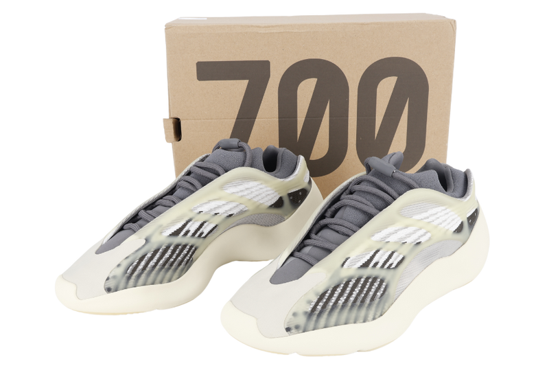 ADIDAS YEEZY 700 V3 FADE SALT SIZE UK 9 WITH BOX