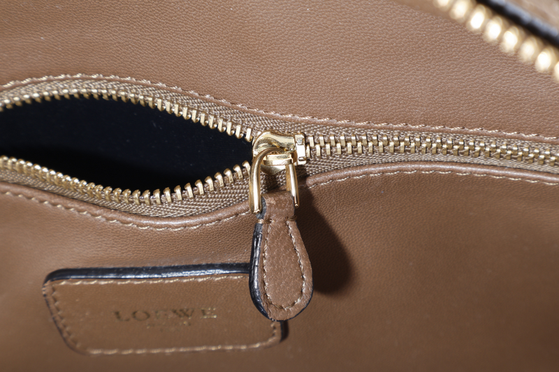 LOEWE AMAZONIA LARGE BROWN SMOOTH CALF LEATHER WITH KEYS AND LOCK