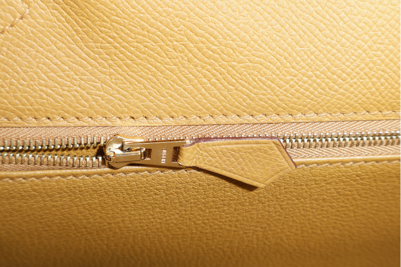 HERMES KELLY 28 SELLIER SESAME EPSOM GOLD HARDWARE STAMP Y (2020) WITH DUST COVER, LOCK, KEYS, RAINCOAT AND STRAPS