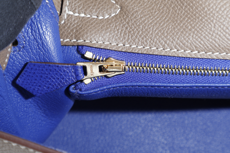 HERMES KELLY 25 SELLIER ETOUPE-BLUE ELECTRIQUE EPSOM, BRUSHED GOLD HARDWARE STAMP C (2018) WITH DUST COVER, LOCK, KEYS AND RAINCOAT