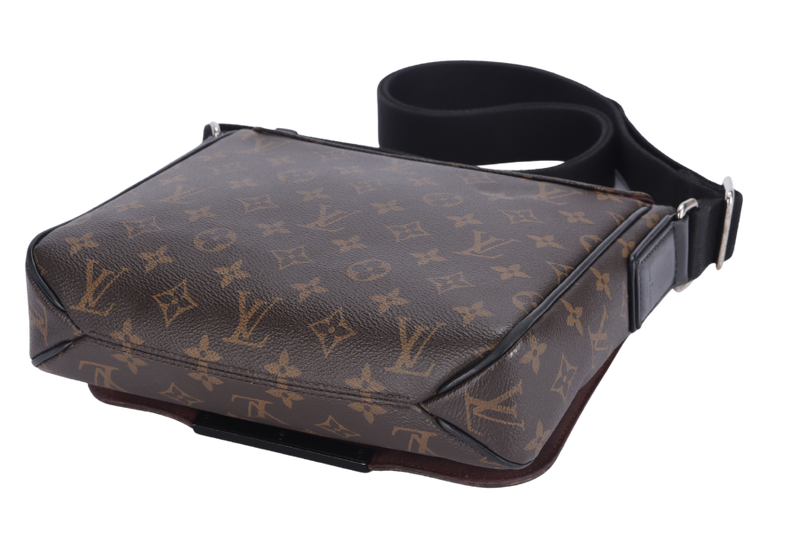 LOUIS VUITTON (M40935) DISTRICT PM MONOGRAM CANVAS MESSENGER BAG NO DUST COVER
