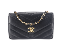 CHANEL VINTAGE CHEVRON FLAP (335xxxx) MEDIUM BLACK LAMBSKIN LEATHER GOLD HARDWARE NO DUST COVER