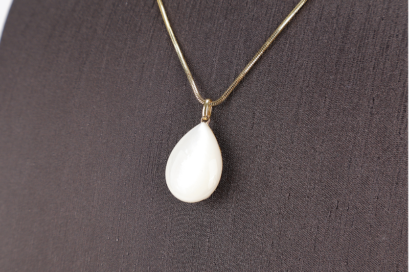 CTF 18K YG MOP PENDANT 5G
