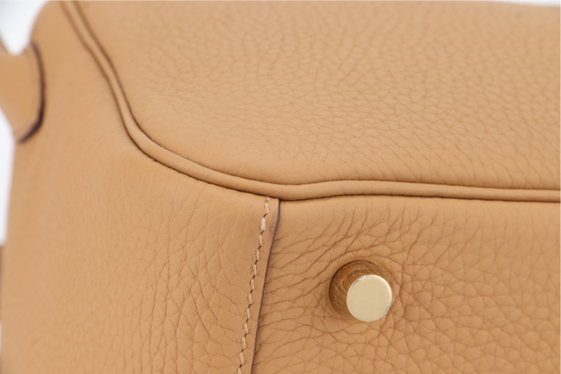 HERMES LINDY 26 BISCUIT CLEMENCE LEATHER GOLD HARDWARE STAMP B (YEAR 2023) WITH DUST COVER