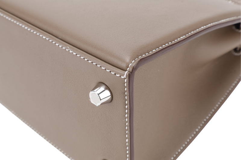 HERMES KELLY 25 PADDED SELLIER STAMP U (YEAR 2022) ETOUPE SWIFT LEATHER SILVER HARDWARE WITH STRAP, KEYS, LOCK AND DUST COVER