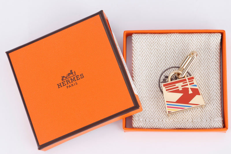HERMES FO43 CURIOSITE KELLY LAQUE MULTICO CHARM GOLD PLATED (HO71730FD02) & HERMES FO44 SAUTDIR CURIOSITE LONG NECKLACE GOLD PLATED 33.5CM (HO71631FDOO), WDC & BOX