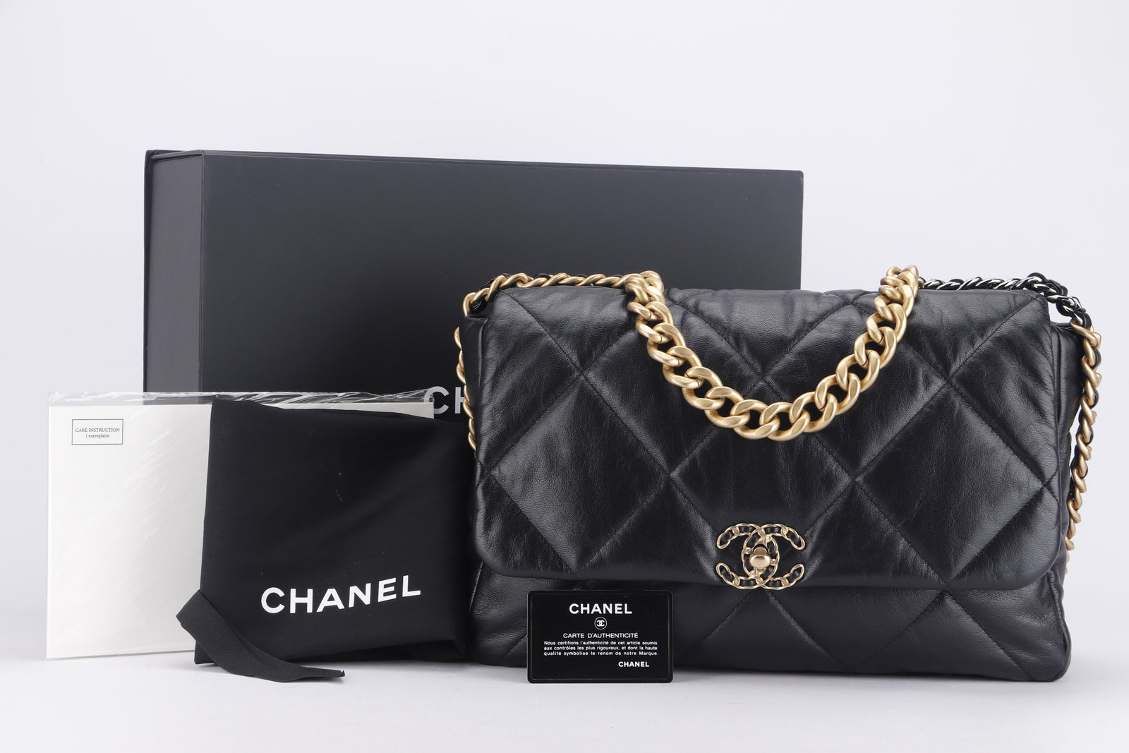 1402_CHA_C19BLACKMAXI-19_1600x