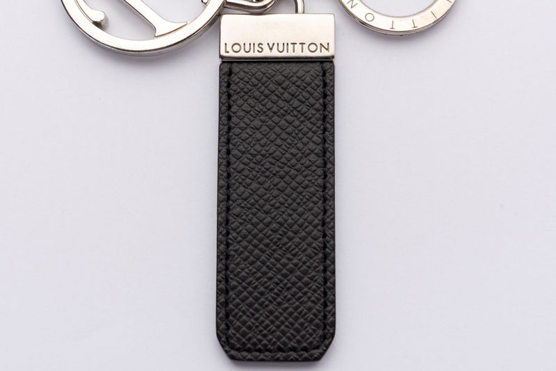 Louis Vuitton M67918 Silver Damier Keychain Keyring Key Charm Pendant –  Bagriculture