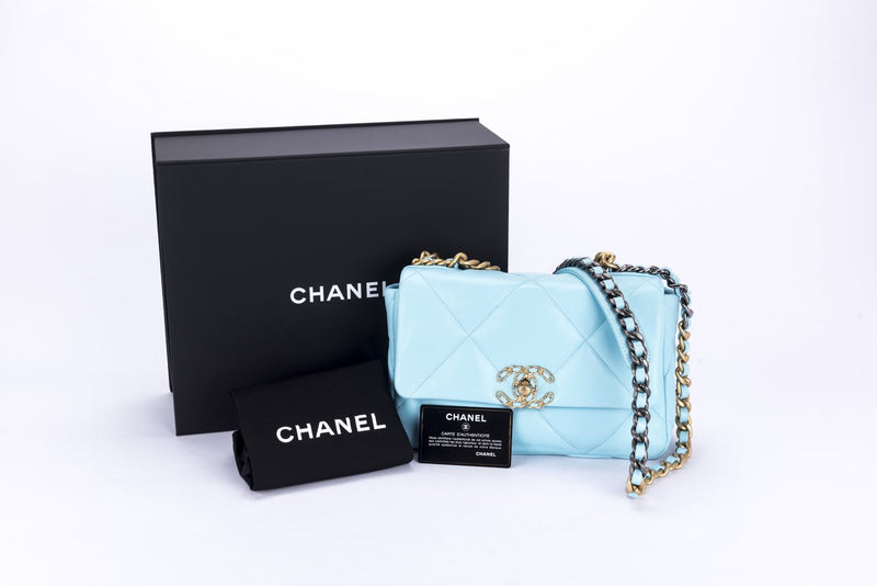 Chanel 19 翻盖包，小号，淡蓝色，小羊皮