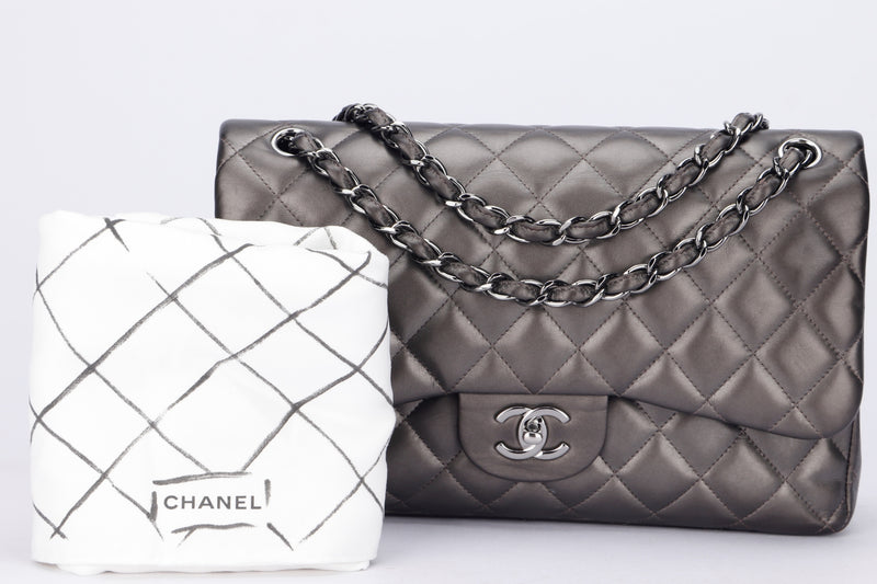 Chanel Jumbo Silver Quilted Metallic Lambskin Classic Flap Bag ○ Labellov ○  Buy and Sell Authentic Luxury